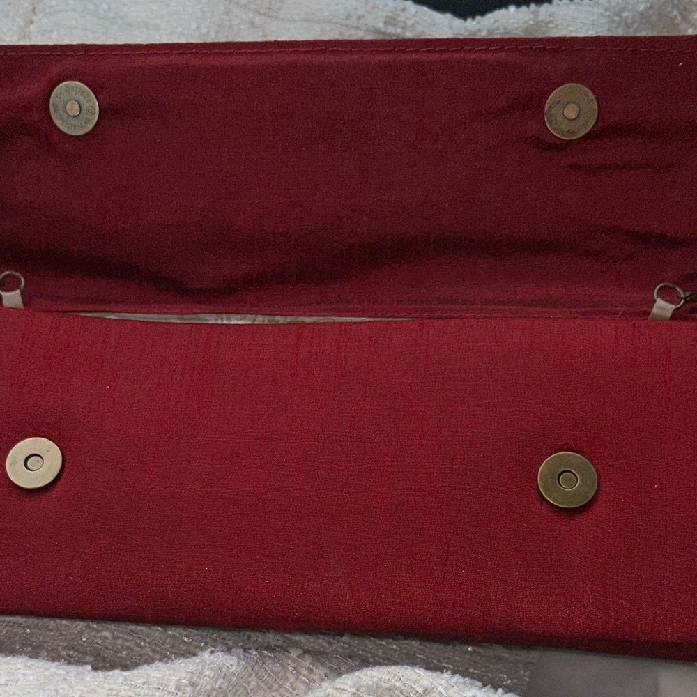 🛑SOLD🛑 Red Floral Embroidered Clutch with Chain Strap - Picture 9 of 11
